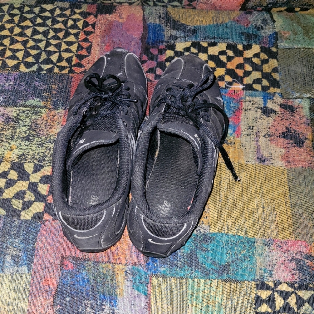 NIKE SHOES FOR WOMAN
